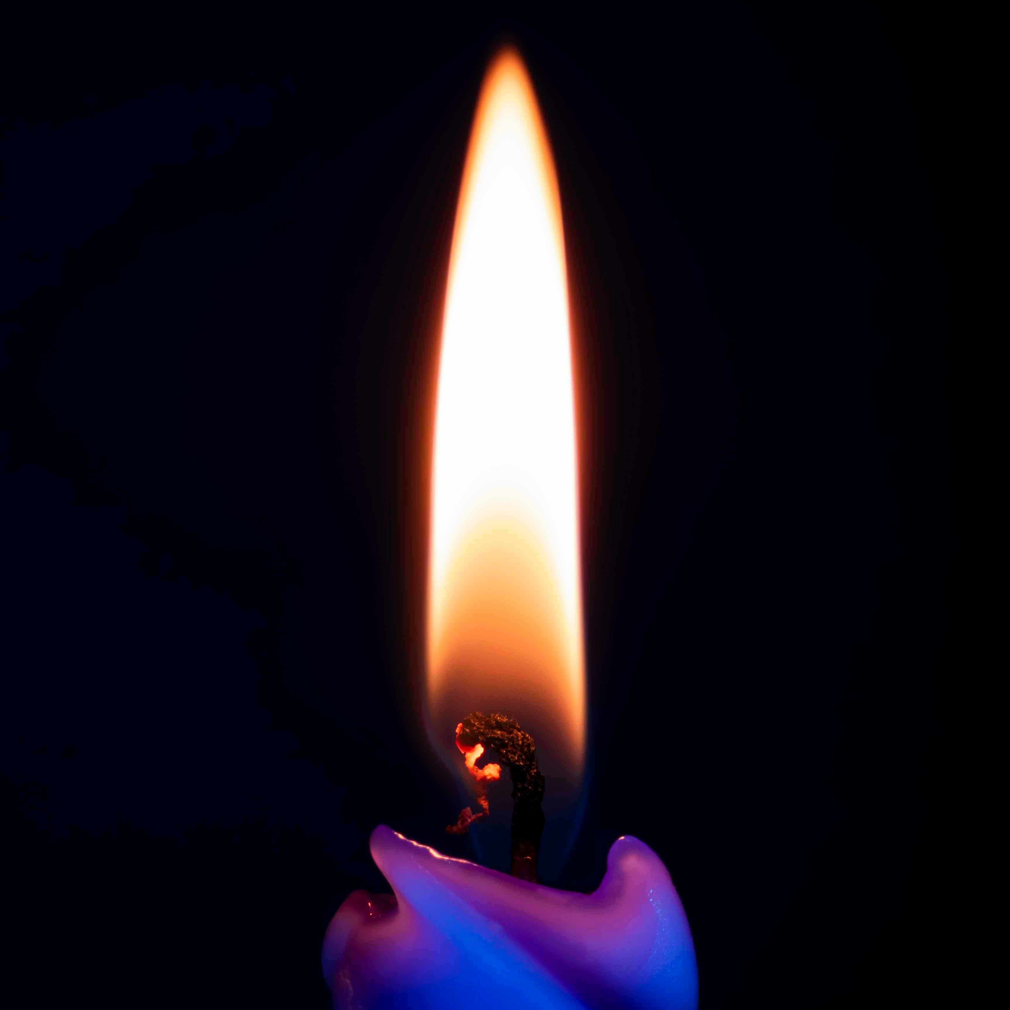 Fiamma blu su sfondo nero