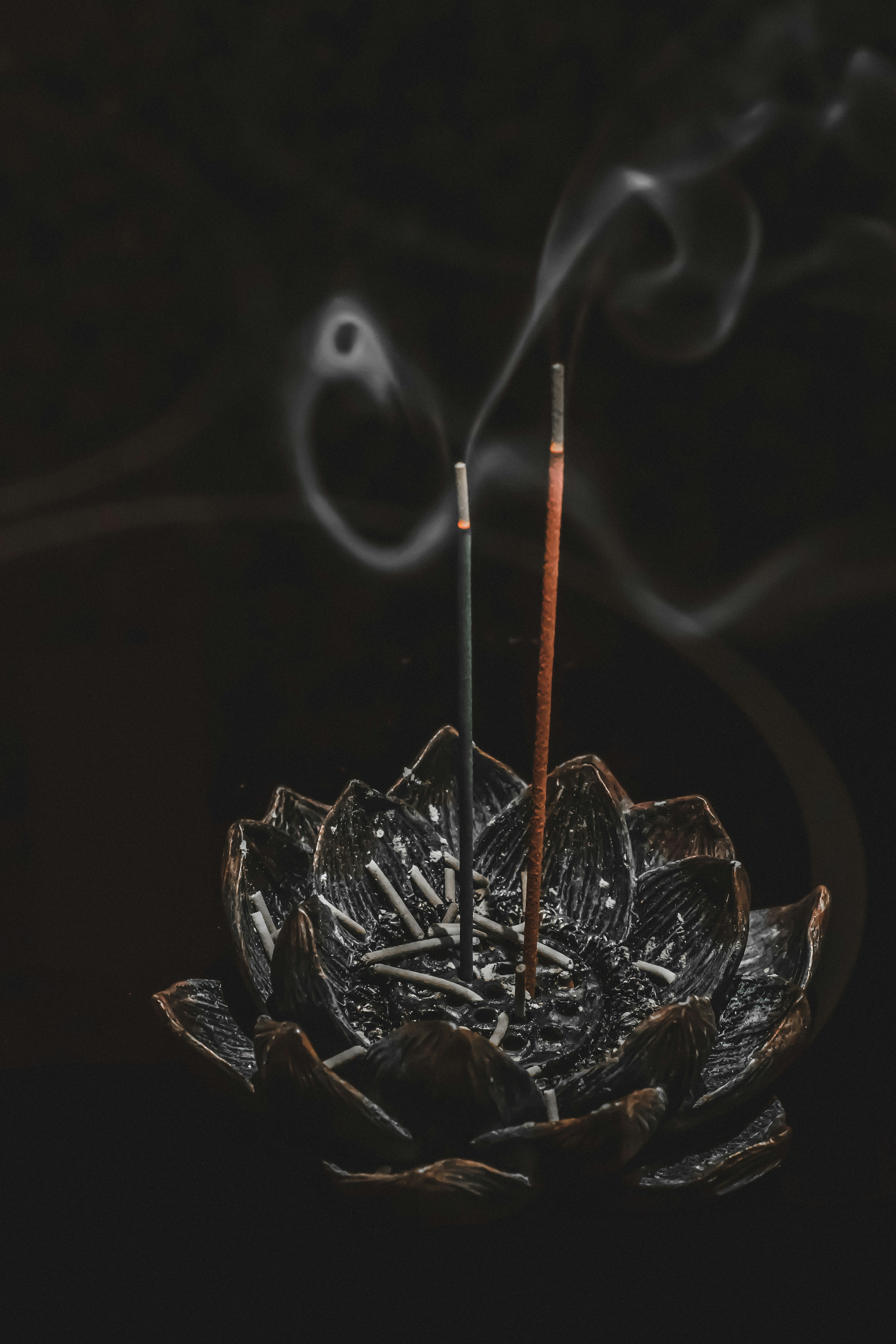 Incenso rituale su sfondo nero
