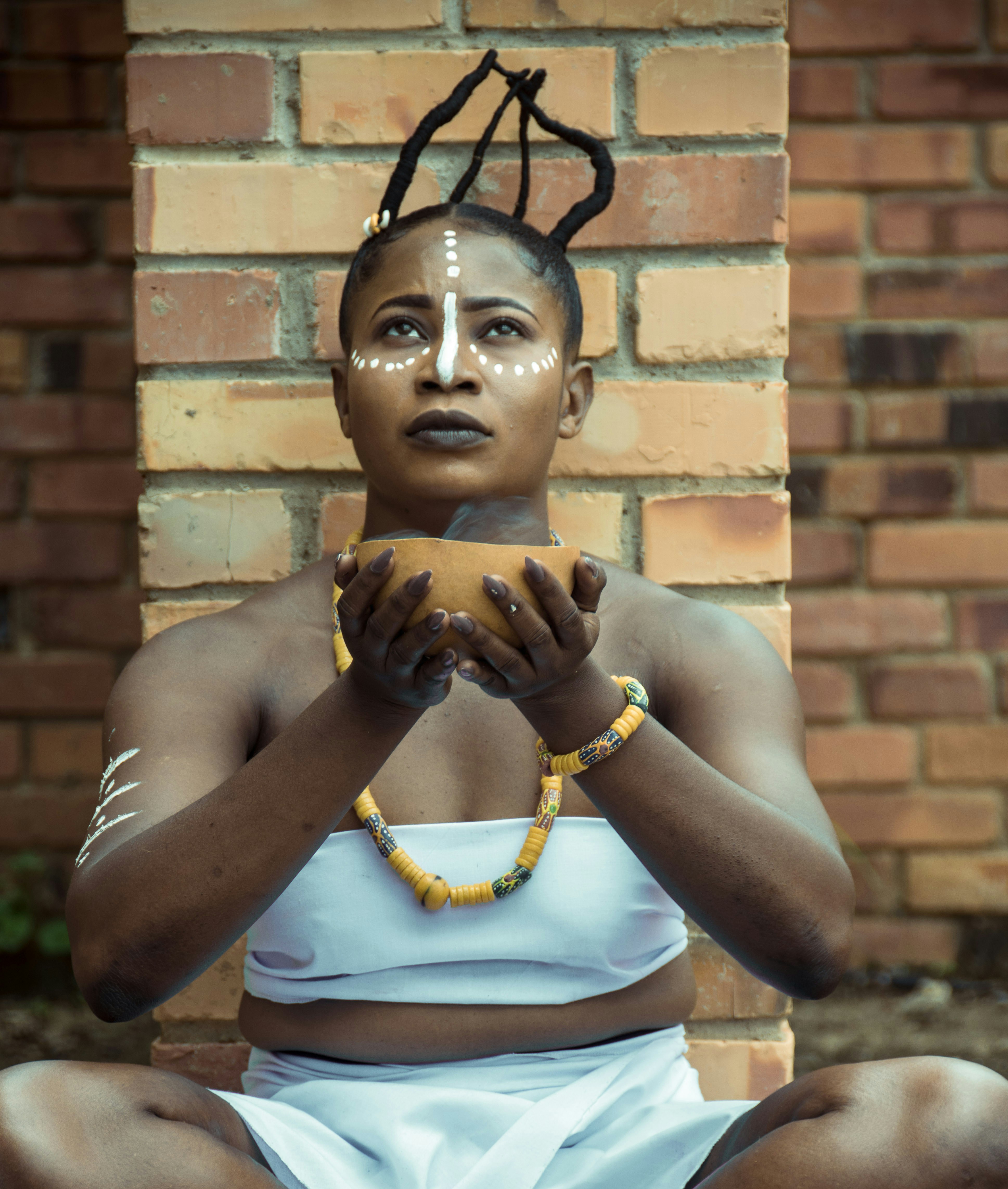 Veggente africana con oggetti rituali