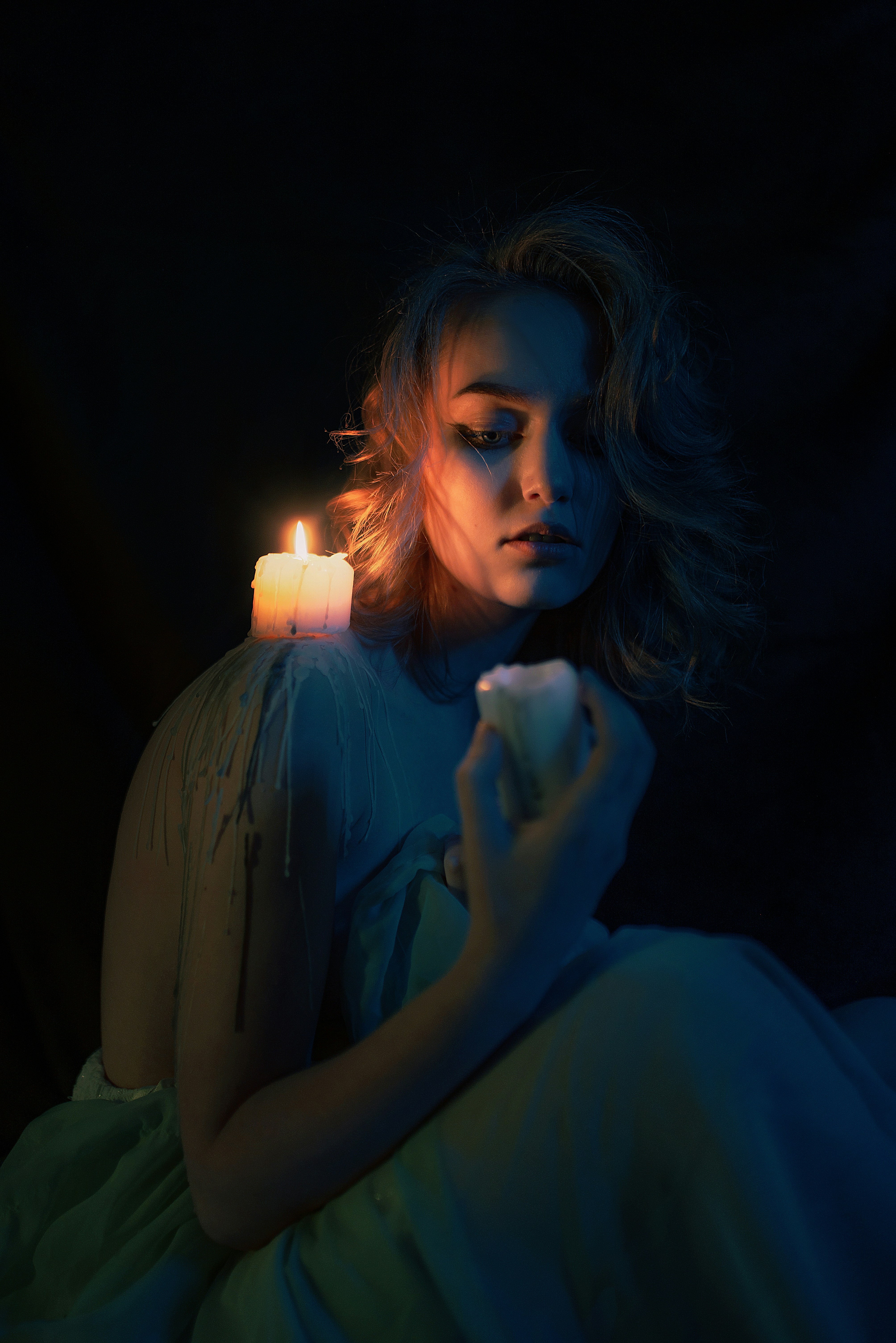 Donna con candela